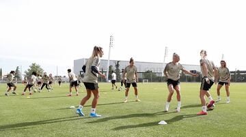 Misa, Babett Peter, Jakobsson, Asllani y Teresa Abelleira, jugadoras del Real Madrid durante el primer entrenamiento del equipo.