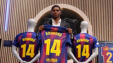 BARCELONA, 23/07/2025.- El delantero internacional inglés Marcus Rashford, comparece este miércoles en un acto con la prensa organizada por el Barcelona en la tienda oficial del Spotify Camp Nou , después de que el equipo azulgrana anunciara su fichaje. Rashford llega al equipo catalán procedente del Manchester United con una cesión por una temporada y una opción de compra por unos 30 millones de euros. EFE/ Enric Fontcuberta