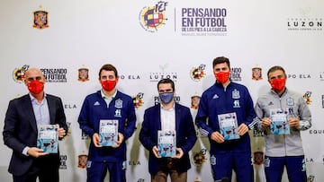 Luis Rubiales, Mikel Oyazbal, Manuel Murie Fernández, autor del libro "Pensando en el fútbol de los pies a la cabeza", Rodri Hernández y Luis Enrique.