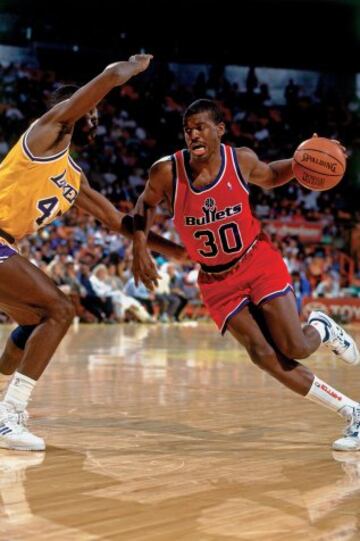 Bernard King de los Washington contra James Worthy de los Los Angeles Lakers durante un partido jugado en 1991 en el Great Western Forum en Inglewood, California.