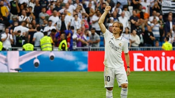 The Croatian footballer thanked the fans at the Santiago Bernabéu for their love after the win over Barça.