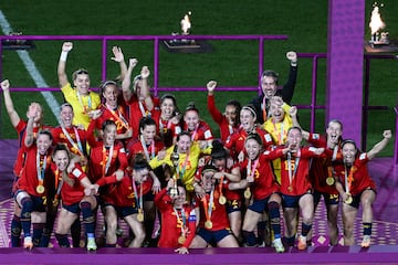 Las jugadoras españolas celebran en el podio el primer Mundial para el equipo femenino español. 