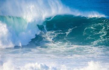 Vale la pena recorrer miles de kilómetros para coger monstruos como este. O eso debe pensar Cristian Merello, surfista chileno. 