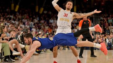 Barcelona's Spanish guard #08 Dario Brizuela falls next to AS Monaco's French centre #32 Matthew Strazel during the Euroleague basketball quarter-final match 4 between FC Barcelone and AS Monaco at the Palau Blaugrana arena in Barcelona, on May 2, 2025. (Photo by MANAURE QUINTERO / AFP)