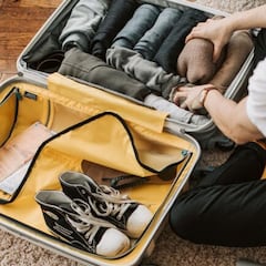 ¿Qué se puede llevar en la maleta facturada en un avión y qué artículos están prohibidos?