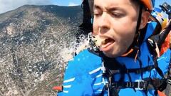 TheGrefg sacando v&oacute;mito por la boca acompa&ntilde;ado de Horacio Llorens en parapente sobre unas monta&ntilde;as. 