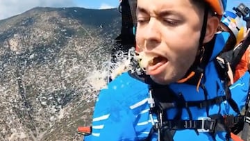 TheGrefg sacando v&oacute;mito por la boca acompa&ntilde;ado de Horacio Llorens en parapente sobre unas monta&ntilde;as. 