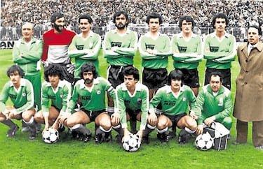 Hoy los clubes de fútbol explotan hasta el límite que le permite la normativa cada rincón de sus equipaciones. Pero durante muchas décadas se veía como un sacrilegio ‘manchar’ la camiseta. El pionero en Europa fue el Eintracht Braunschweig, uno de los clubes fundadores de la Bundesliga. El 24 de marzo de 1973 sus futbolistas salieron a jugar con el logo de la marca de bebidas Jagermeister en el pecho. Aquello le reportó al club germano de unos ingresos de 100.000 marcos anuales. En España no se permitió lucir publicidad hasta 1981 y tras una ardua votación entre los clubes, que no estaban todos por la labor. El primer equipo de la Liga que salió a jugar con publicidad fue el Racing de Santander. Lo hizo con Teka el 27 de diciembre de 1981 en el Santiago Bernabéu.