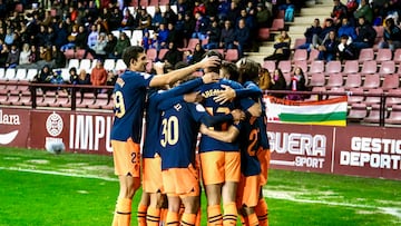 LOGROÑO, 02/11/2023.- Los jugadores del Valencia celebran el 0-1 durante el partido de la primera eliminatoria de la Copa del Rey entre la Unión Deportiva Logroñés y el Valencia Estadio, celebrado este jueves en el Estadio de Las Gaunas en Logroño. EFE/ Raquel Manzanares
