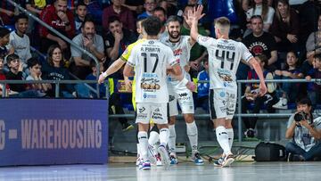 Jugadores del Noia celebran uno de sus goles ante el Barça.