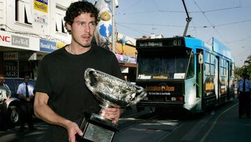 Marat Safin posa con el t&iacute;tulo de campe&oacute;n del Open de Australia 2005.