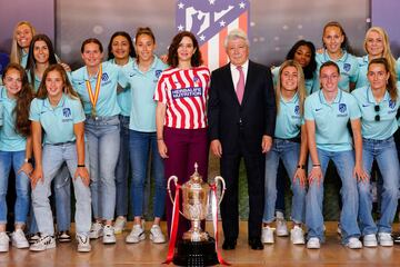 El presidente del Atlético de Madrid femenino, Enrique Cerezo, y la presidenta de la Comunidad de Madrid Isabel Díaz Ayuso posan junto a las jugadoras del Atlético de Madrid Femenino.