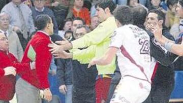 <b>TÁNGANA. </b>Dujsebaev saltó a la cancha para defender a Úrios; el azulgrana Cañellas le frena y Rutenka y Nagy intentan poner paz.