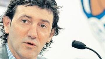 <b>IDEAS CLARAS. </b>Bakero anuncia su decisión en la rueda de Prensa de ayer.