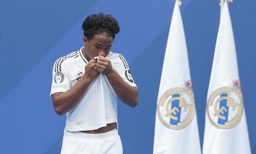 27 de julio de 2024 | La joven promesa del fútbol brasileño no pudo evitar la emoción ante las 45.000 personas que le recibieron en el Santiago Bernabéu. 