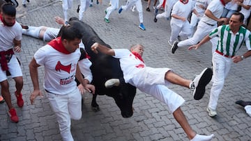 Un corredor es volteado por un toro durante el séptimo encierro de las fiestas de San Fermín 2023, a 13 de julio de 2023, en Pamplona, Navarra (España). Los toros de la ganadería Victoriano del Río Cortés, de Guadalix de la Sierra (Madrid), han sido los protagonistas del penúltimo encierro de los Sanfermines 2023. El encierro ha sido veloz y peligroso con un herido por asta de toro. Las fiestas en honor a San Fermín, patrón de Navarra, comenzaron el pasado 6 de julio, con el tradicional chupinazo y se prolongan hasta el 14 de julio. Durante su transcurso hay un total de ocho encierros que comienzan todos los días a las ocho de la mañana. Además, el Ayuntamiento de la ciudad ha preparado un repertorio de conciertos, verbenas, fuegos artificiales, exposiciones, animación de calle y actividades para la ciudadanía y visitantes. Esta fiesta que atrae a millones de visitantes cada año por su ambiente festivo y sus populares encierros, está declarada de Interés Turístico Internacional.
13 JULIO 2023;SAN FERMIN;NAVARRA;PAMPLONA;2023
Eduardo Sanz / Europa Press
12/07/2023