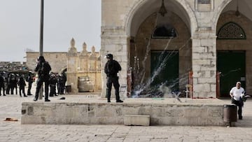 JERUSALEM - APRIL 17: Israeli forces intervene in Palestinians as groups of fanatic Jewish settlers escorted by forces raid Al-Aqsa Mosque Compound after a morning prayer in East Jerusalem on April 17, 2022. Israeli security officers drove Palestinian worshippers out of the Al-Aqsa Mosque after the morning prayer. Clashes erupted between Israeli forces and Palestinians due to the raid of fanatic Jewish settlers. (Photo by Mostafa Alkharouf/Anadolu Agency via Getty Images)