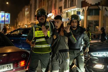 Un niño es detenido mientras las protestas lideradas por jóvenes que exigían reformas sanitarias y educativas se tornaron violentas en Salé, Marruecos.