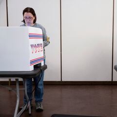 Esto es lo que debes hacer si recibiste una boleta de voto en ausencia o por correo pero quieres votar en persona