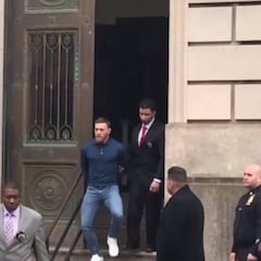 Así fue la salida de McGregor de la comisaría