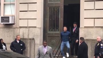 As¨ª fue la salida de McGregor de la comisar¨ªa
