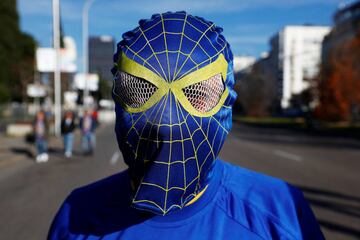 Un niño con una máscara de Spiderman con los colores de Boca Juniors, azul y amarillo.