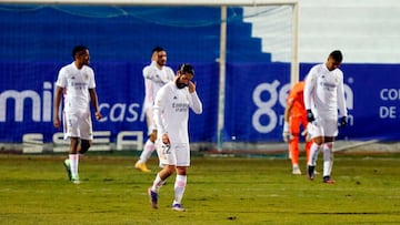 Los jugadores del Madrid, desolados tras el segundo gol del Alcoyano.