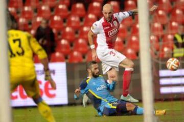 El jugador del Sevilla, Alejandro Arribas y Jelle Van Damme.