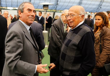 Lázaro Albarracín charla con Adelardo durante una comida de Navidad de veteranos rojiblancos en 2015.
 