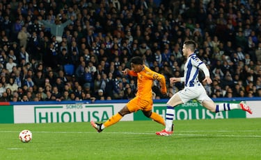 Tremendo pase al espacio de Bellingham para encontrar el desmarque de Endrick, que no falló en su mano a mano con Remiro, definiendo de forma exquisita con el exterior de su bota izquierda.