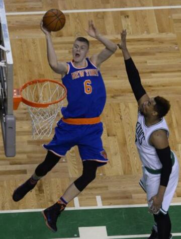 Kristaps Porzingis lanza en posición acrobática.