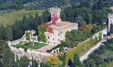 Panor&aacute;mica a&eacute;rea del castillo de Vincigliata en Italia