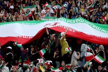 Seguidoras iraníes animan a la Selección de su país en el Estadio Azazi en Teherán. Irán venció 14-0 a Camboya en la fase de grupos de clasificación para el Mundial de 2022.