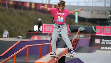 Mar Barrera, con una camiseta rosa de Thrasher, realizando un tailslide en el huba del skatepark del Extreme Barcelona en el Parc del F&ograve;rum. 