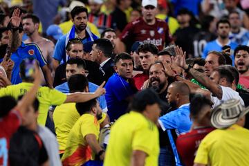 Al final del encuentro entre la selección uruguaya y la selección colombiano se produjeron unos hechos inadmisibles. Jugadores uruguayos se pelearon con aficionados colombianos que se situaban en la grada. Se prevén sanciones ejemplares por parte de Conmebol e incluso involucrando a la FIFA.