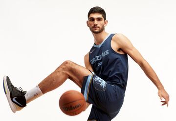 El 28 de julio de este a?o, Santi Aldama (Las Palmas de Gran Canaria, 10/01/2001) se convirtió en el primer espa?ol en acceder a la NBA desde la NCAA. El ala-pívot canario, formado en la Universidad de Maryland, fue elegido con el número 30 por Memphis Grizzlies. En su segundo y último curso universitario (el primero lo pasó casi en blanco por una lesión), promedió 21,2 puntos y 10,2 rebotes. Aldama, un a?o mayor que Garuba, compartió con éste el oro logrado en el Europeo Sub-18 de 2019. En aquel campeonato, el exmadridista entró en el quinteto ideal junto a Aldama, que fue el MVP del torneo.