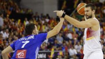 Marc Gasol, defendido por Joffrey Lauvergne.