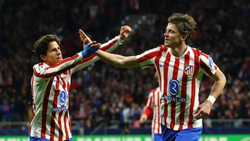 Giuliano celebra con Gallagher el segundo tanto del Atlético.