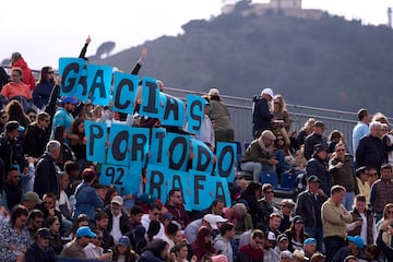 La afici車n del Real Club de Tenis agradece a Rafa Nadal su tenis en su 迆ltimo partido en el Conde de God車 de 2024.