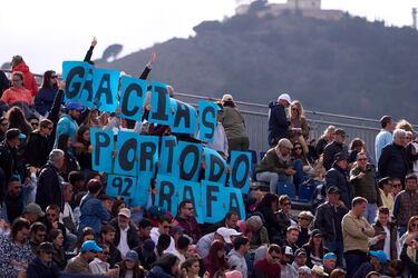 La afición del Real Club de Tenis agradece a Rafa Nadal su tenis en su último partido en el Conde de Godó de 2024. 