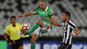 BRA03. R&Iacute;O DE JANEIRO (BRASIL), 09/05/2018.- El jugador de Botafogo Luiz Fernando (d) disputa el bal&oacute;n con Nicol&agrave;s Croveto (i) de Audax hoy, mi&eacute;rcoles 9 de mayo de 2018, durante un partido por la Copa Sudamericana en el estadio