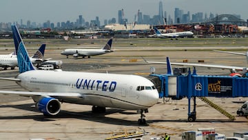 A United Airlines pilot was forced to turn round after making a glaring error in his flight procedure.