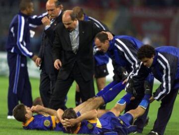 Alavés'coach Jose Manuel 'Mané' gives some encouragement to Ivan Tomic just as cramp set in for both sets of players.