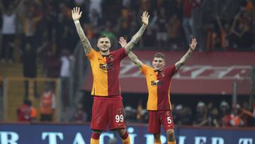 ISTANBUL, TURKIYE - SEPTEMBER 16: Mauro Icardi (R) and Lucas Sebastian Torreira Di Pascua (R) of Galatasaray celebrate at the end of the Turkish Super Lig week 7 match between Galatasaray and Arabam.com Konyaspor in Istanbul, Turkiye on September 16, 2022. (Photo by Arif Hudaverdi Yaman/Anadolu Agency via Getty Images)