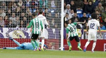 0-1. Keylor Navas falló en el primer gol de Sanabria.