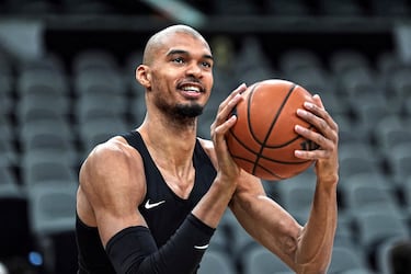 Victor Wembanyama sorprendió a todos los aficionados de los San Antonio Spurs cuando apareció completamente rapado antes del duelo contra Milwaukee Bucks. Un cambio radical empujado por su compañero Keldon Johnson, quien también decidió cortarse el pelo al cero tras la derrota en Oklahoma City frente a los Thunder.