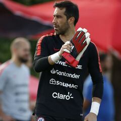 La sincera frase de Claudio Bravo sobre dónde terminará su carrera