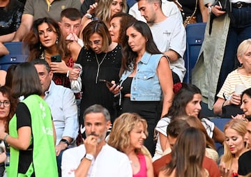 Anabel Pantoja y su madre, Mercedes Bernal, asisten al concierto de Luis Miguel en el estadio Santiago Bernab¨¦u.