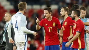 Eric Dier y Ander Herrera, discutiendo por un codazo durante el Inglaterra 2-2 Espa&ntilde;a.