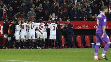 GRA422. SEVILLA, 15/01/2017.- Los jugadores del Sevilla FC celebran el segundo gol del equipo frente al Real Madrid, durante el partido de la decimoctava jornada de Liga en Primera División que se disputa esta noche en el estadio Ramón Sánchez-Pizjuán, en Sevilla. EFE/Julio Muñoz